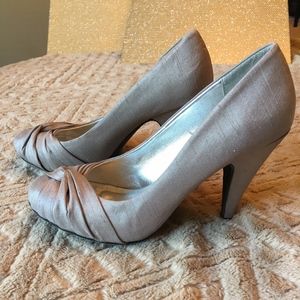 Rocket Dog Heels - Silver - Size 7.5